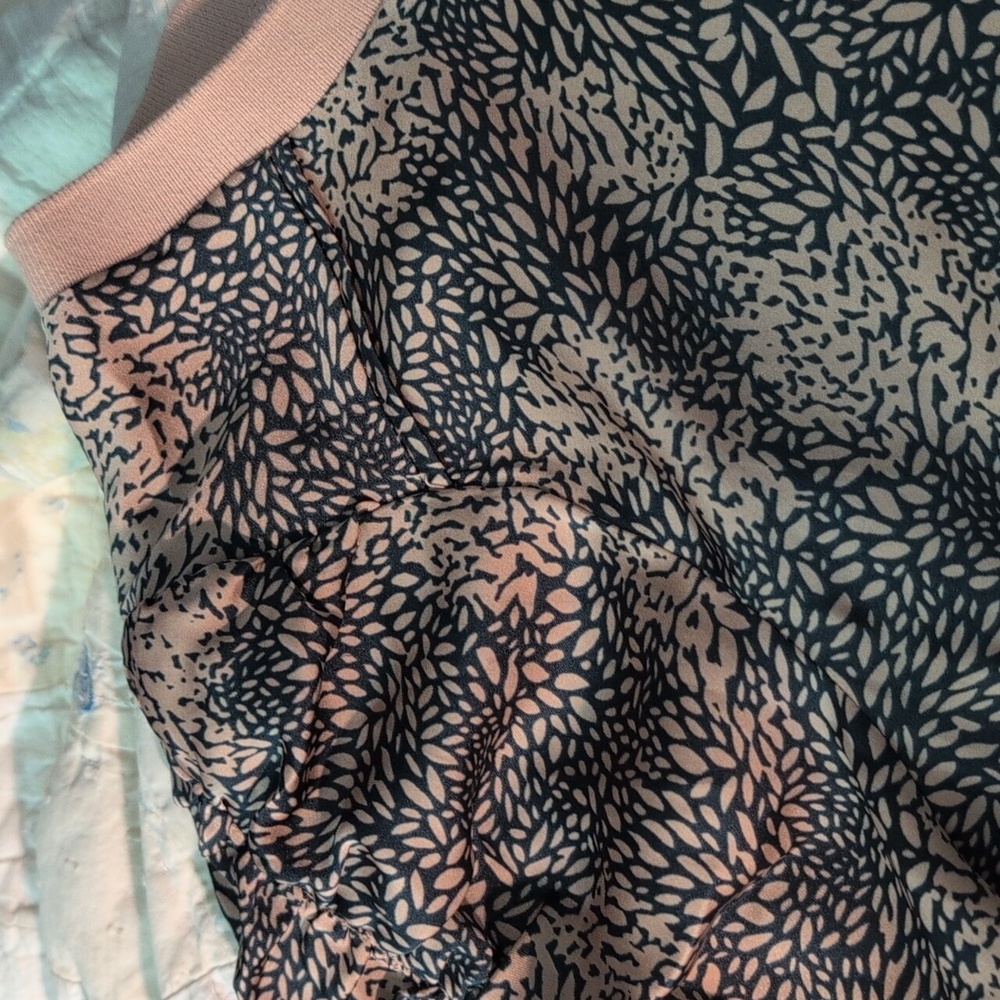 DR2 Black and Tan Floral Print Short Sleeve Women's Blouse Size Small - Picture 6 of 6